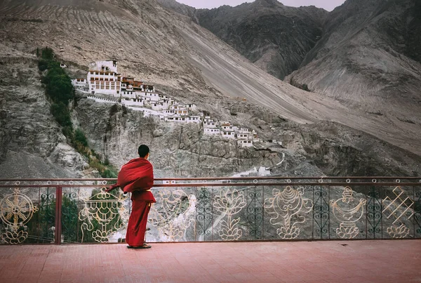 Buddhistischer Mönch Roter Robe Blickt Auf Das Diskit Kloster Indischen — Stockfoto