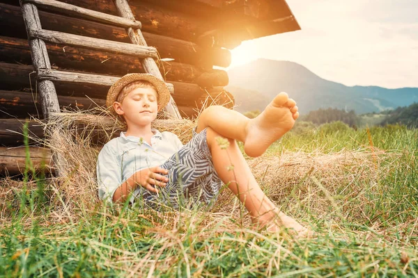 Pojke Halmhatt Ligger Nära Ladan — Stockfoto