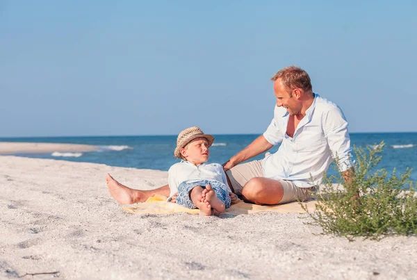 Padre Con Figlio Prendere Bagno Sole Sulla Spiaggia Del Mare — Foto Stock