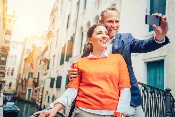 Liefdevol Stel Maak Een Foto Met Moderne Smartphone Brug Venetië — Stockfoto