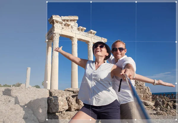 Cropping Social Networks Post Photo Young Couple Antique Ruins Temple — Stock Photo, Image