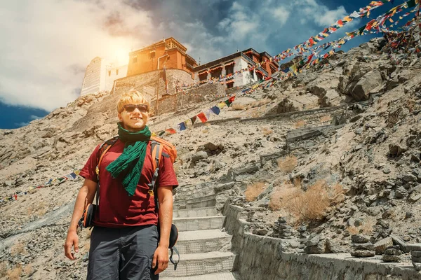 Молодий Чоловік Біля Тибетського Монастиря Tsemo Gompa Лех Північна Індія — стокове фото