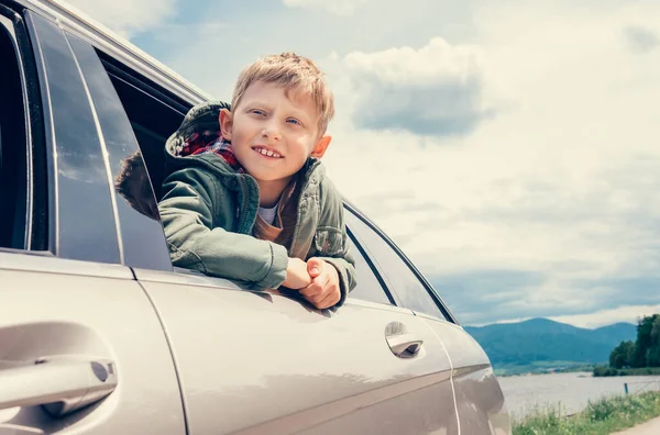 Chłopiec Patrzy Przez Okno Samochodu — Zdjęcie stockowe