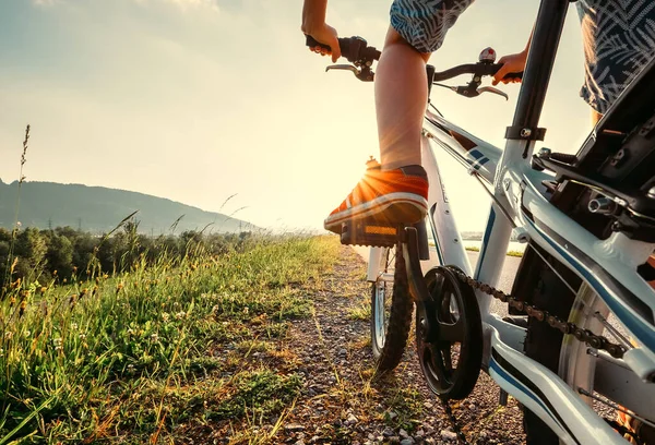 Ragazzo Piedi Scarpe Ginnastica Rosse Sul Pedale Della Bicicletta Close — Foto Stock