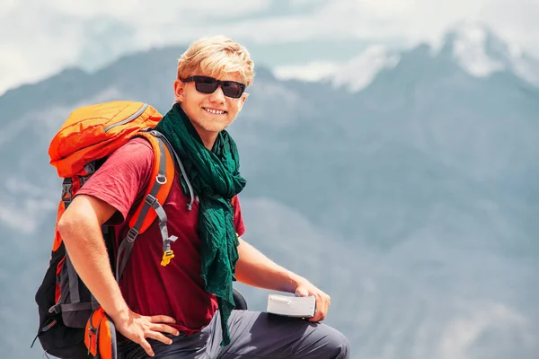 Ritratto Turistico Uomo Sorridente Con Guida Sullo Sfondo Della Montagna — Foto Stock