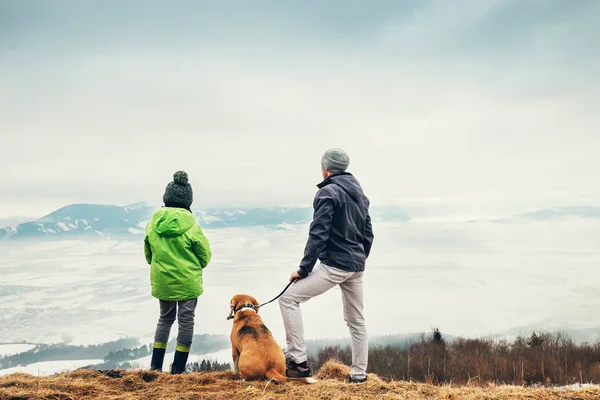 Father Son Dog Look Together Winter Mountain City Panorame — Stock Photo, Image