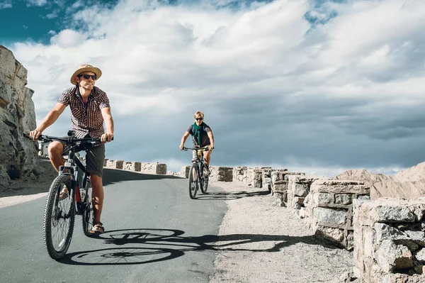 Två Cykelresenärer Bergsvägen Himalaya — Stockfoto