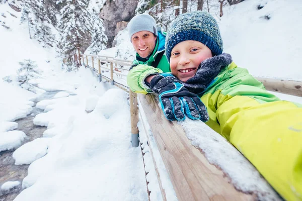 Niño Toma Foto Mismo Con Padre Paseo Invierno Bosque Montaña —  Fotos de Stock