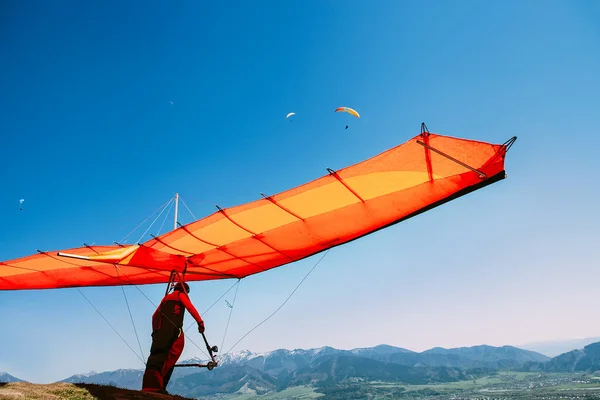 Hombre Con Ala Delta Empezar Volar Cima Colina —  Fotos de Stock