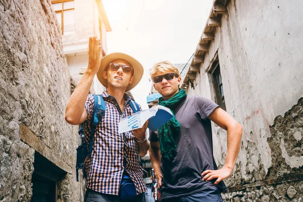 Two Travelers Lost Endless Asian Streets Labyrinth — Stock Photo, Image