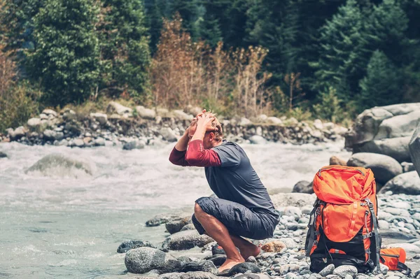 Genç Turist Mountain River Suyla Serinliyor — Stok fotoğraf