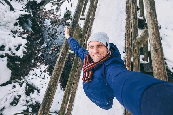 Homem Tirar Auto Foto Floresta Neve — Fotografia de Stock