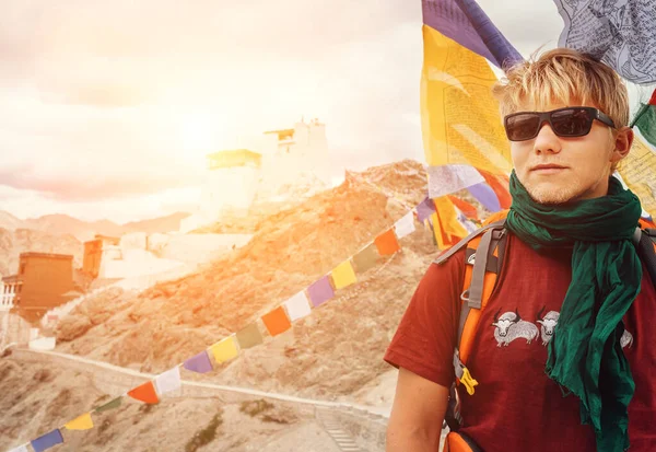 Retrato Turístico Jovem Perto Monactety Tibetano Montanha — Fotografia de Stock