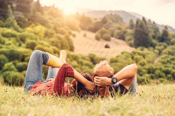 Par Kärlek Vilar Grön Kulle Landet Sida — Stockfoto