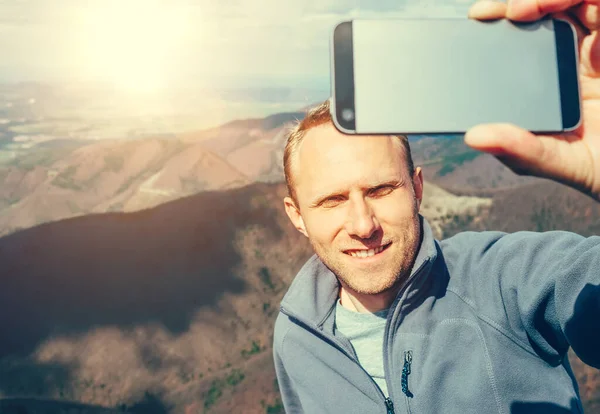 Hombre Toma Una Foto Con Teléfono Inteligente Cima Montaña — Foto de Stock