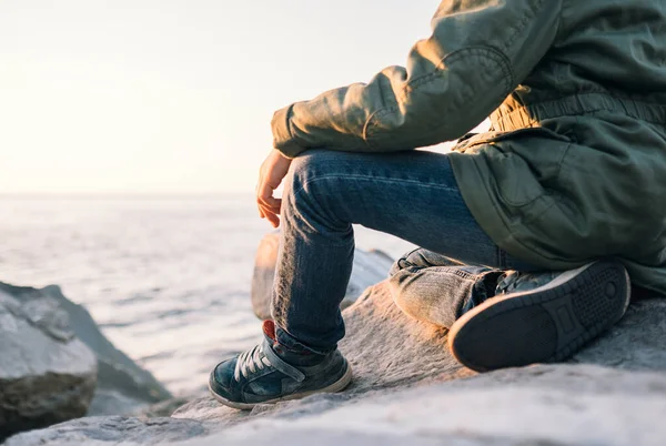 Junge Sitzt Bei Sonnenuntergang Meer Beine Aus Nächster Nähe — Stockfoto