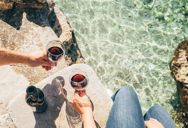 Close Imagem Homem Mulher Mãos Com Cálice Vinho Lado Mar — Fotografia de Stock