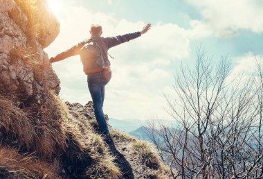 Dağcı adam, dağ vadisini gören derin bir uçurumun kenarında kal.