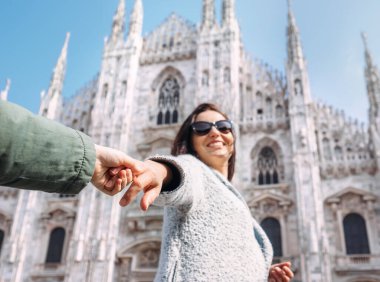 Anne ve oğul ellerinizi kaldırın ve birlikte Duomo di Milano 'ya koşun.