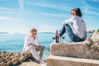 Birbirine aşık çiftlerin mavi deniz gölünde romantik randevuları olur.