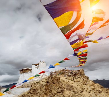 Leh, Ladakh 'taki Namgyal Tsemo Manastırı yakınlarında Tibet bayrakları