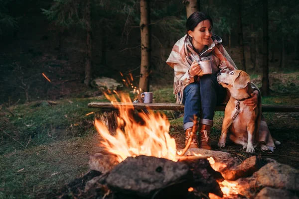 Frau Und Beagle Hund Wärmen Sich Lagerfeuer — Stockfoto