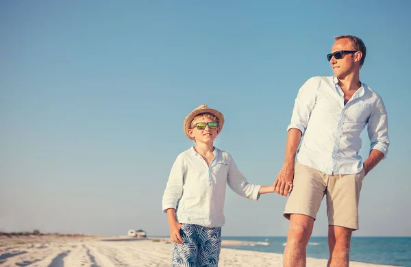 Portrait Été Père Fils Près Camp Sur Plage Mer — Photo