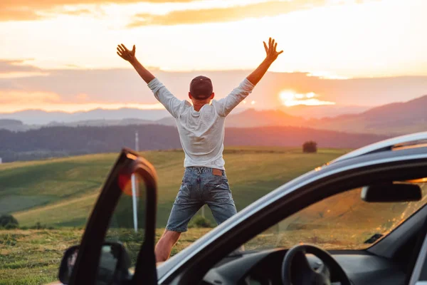 Joven Teniendo Largo Descanso Viaje Auto Detuvo Coche Nuevo Divertido — Foto de Stock