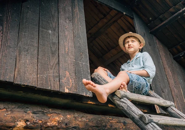 Sommerurlaub Auf Dem Land Junge Sitzt Auf Dem Holzleitblech Zur — Stockfoto