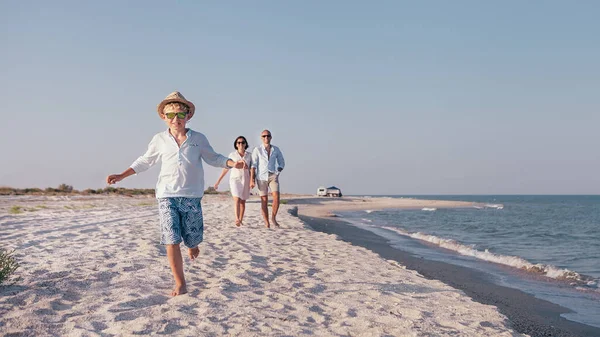 生活方式旅游家庭的概念形象 快乐家庭漫步沙漠海滩 — 图库照片