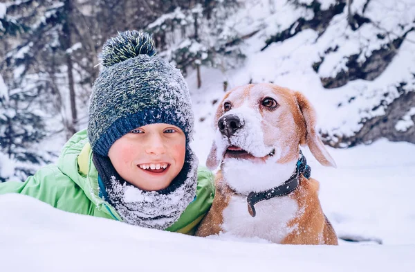 Niño Con Perro Jugar Nieve Profunda —  Fotos de Stock