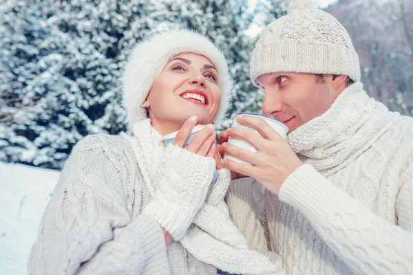 Acogedora Pareja Vestida Amor Bebida Caliente Bosque Invierno — Foto de Stock