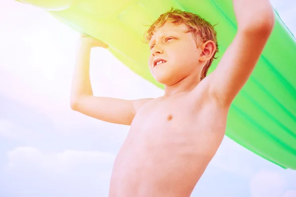 Αγόρι Πάρε Ένα Στρώμα Αέρα Κολύμβησης Στο Κεφάλι — Φωτογραφία Αρχείου