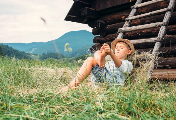 Αγόρι Ξεκουράζεται Στο Πράσινο Γρασίδι Κάτω Από Hayloft Απόγευμα Του — Φωτογραφία Αρχείου