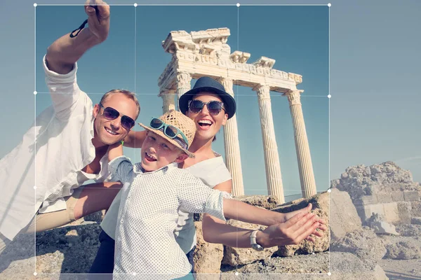 Positivo Joven Familia Tomar Sammer Vacaciones Selfie Foto Vistas Antiguas — Foto de Stock