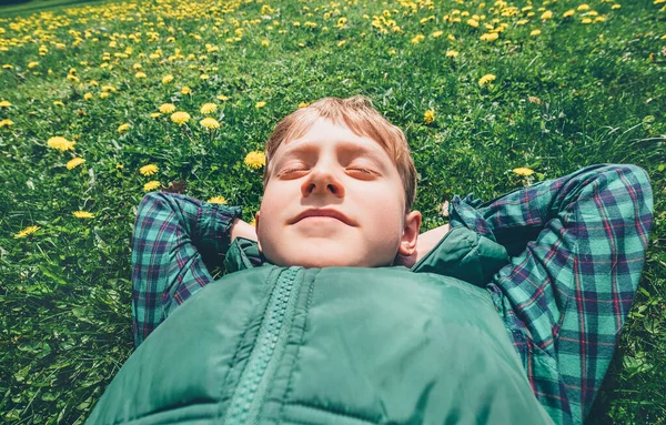 Мальчик Отдыхает Зеленой Лужайке — стоковое фото