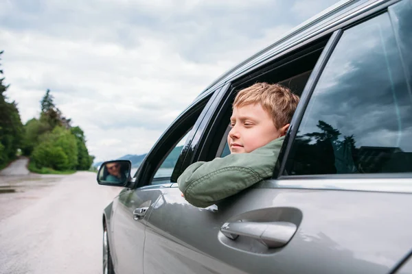 Viajando Auto Hijo Padre Miran Por Las Ventanas Del Coche — Foto de Stock