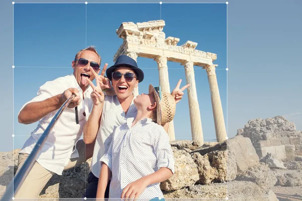 Divertida Familia Tomar Una Foto Selfie Apolo Temple Columnade Vista — Foto de Stock
