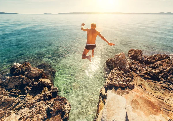 Homem Salta Água Azul Lagoa Mar — Fotografia de Stock