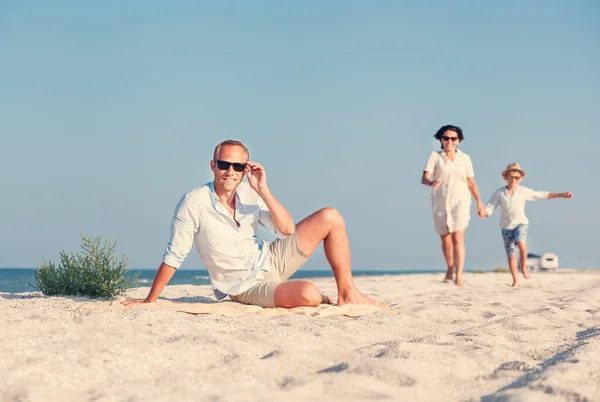 Glückliche Familienurlaubszeit Strand — Stockfoto