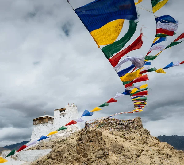 Modlitwa Flagi Tybetańskie Pobliżu Klasztoru Namgyal Tsemo Leh Ladakh — Zdjęcie stockowe