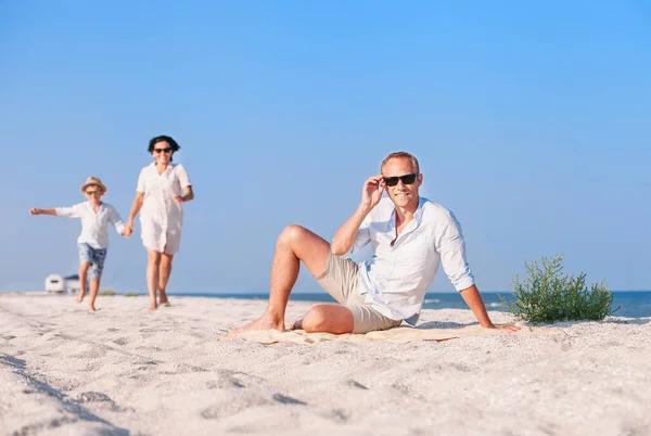 Glad Familjesemester Havet Stranden — Stockfoto