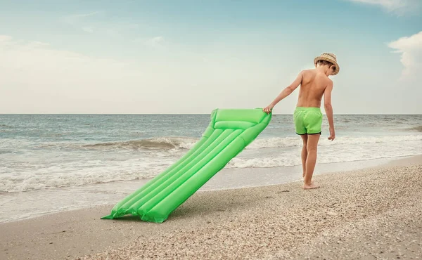 Menino Com Colchão Natação Caminha Praia Mar Areia — Fotografia de Stock