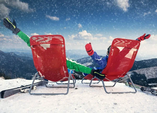 Zwei Glückliche Skifahrer Auf Dem Gipfel Des Berges — Stockfoto