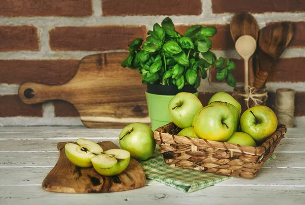 Freesh Manzanas Verdes Albahaca Con Accesorios Cocina Madera — Foto de Stock