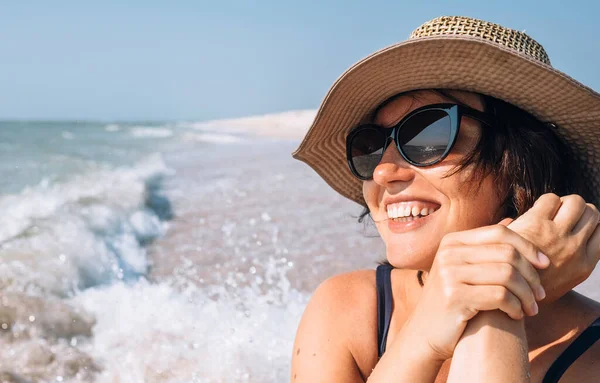 Feliz Mujer Sonriente Sombrero Paja Playa Del Mar —  Fotos de Stock