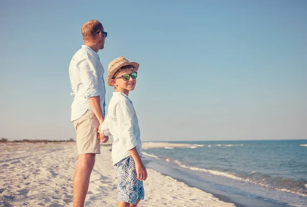 Otec Malým Synem Zůstanou Mořské Pláži — Stock fotografie