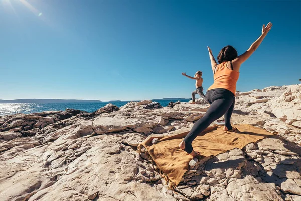 Moeder Met Zoon Doen Zon Groet Yoga Ochtend Oefening Zeekust — Stockfoto