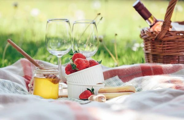 Zwei Weinkelche Frische Erdbeeren Honig Und Wein Werden Zum Sommerlichen — Stockfoto