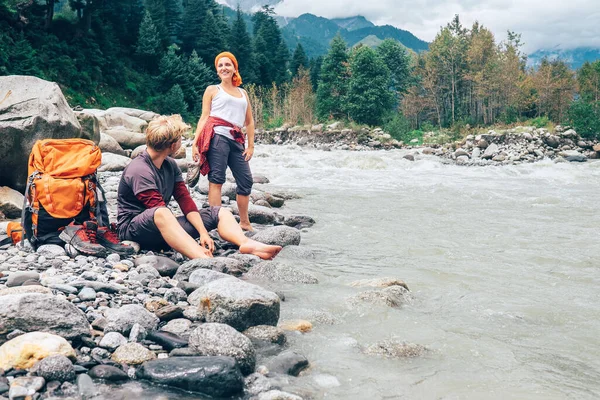 Dos Turistas Refrescan Cerca Del Río Montaña — Foto de Stock